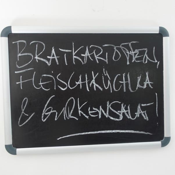 Kostenloses Mittagessen für Menschen in Not in der Wärmestube: Bratkartoffeln, Fleischküchla und Gurkensalat.