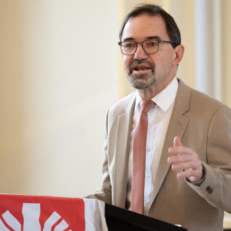 Sieht die Allgemeine Sozialberatung als zentrales Element der sozialen Infrastruktur und fordert von Kommunen, Bund, Ländern, aber auch der Kirche Verantwortung für die Finanzierung ein: Michael Endres, Caritasdirektor in der Erzdiözese Bamberg.