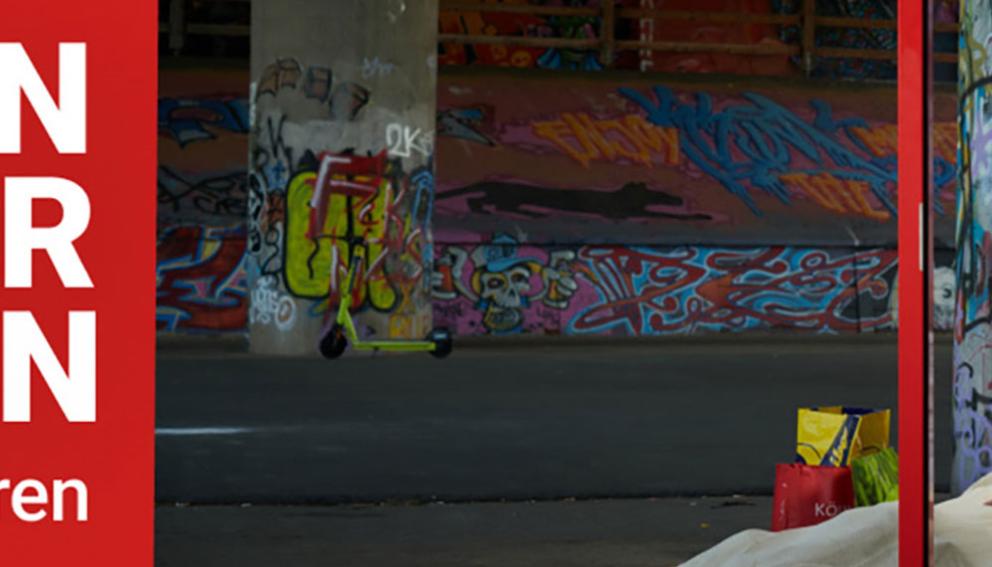 Slider, auf dem ein Mann einem Obdachlosen hilft. (c) Caritas Slider, auf dem ein Mann einem Obdachlosen hilft.