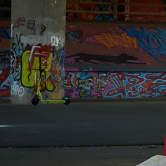 Slider, auf dem ein Mann einem Obdachlosen hilft. (c) Caritas Slider, auf dem ein Mann einem Obdachlosen hilft.