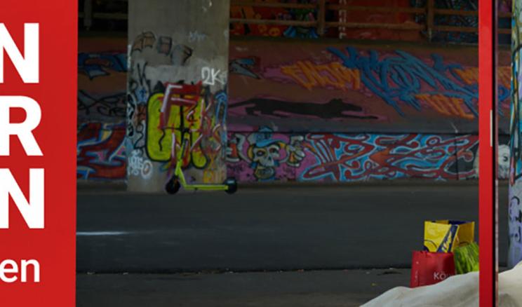 Slider, auf dem ein Mann einem Obdachlosen hilft. (c) Caritas Slider, auf dem ein Mann einem Obdachlosen hilft.