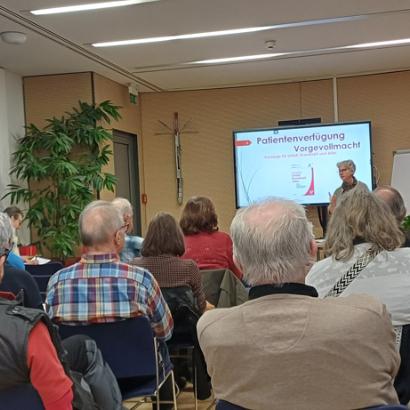 Dr. Bettina Knorr bei Ihrem Vortrag zu Vorsorgevollmacht und Patientenverfügung.
