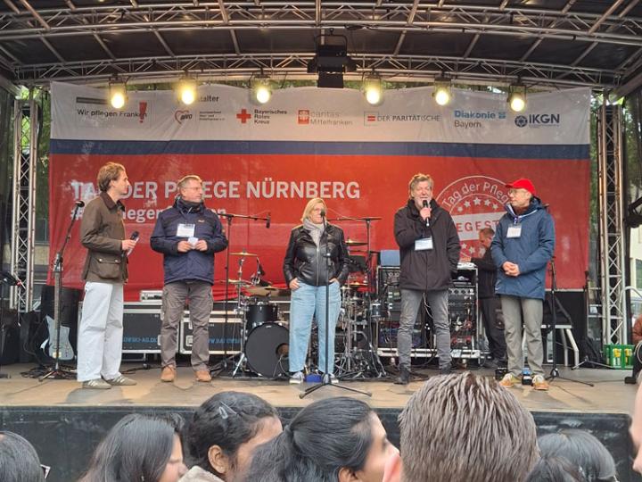 Die Veranstalter des Tages der Pflege: Vertreterin und Vertreter der Bezirksarbeitsgemeinschaft der öffentlichen und freien Wohlfahrtspflege Mittelfranken bedankten sich den zahlreichen Pflegekräften, die trotz des kühlen Wetters auf den Nürnberger Jakobsmarkt gekommen waren.