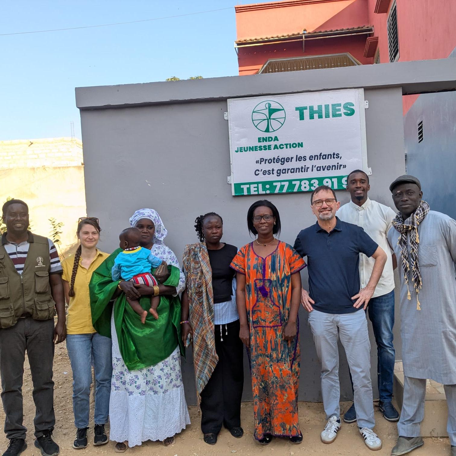 Michael Endres (3. v. re.) mit Mitarbeitenden von enda Jeunesse Action in Thiès, Senegal.