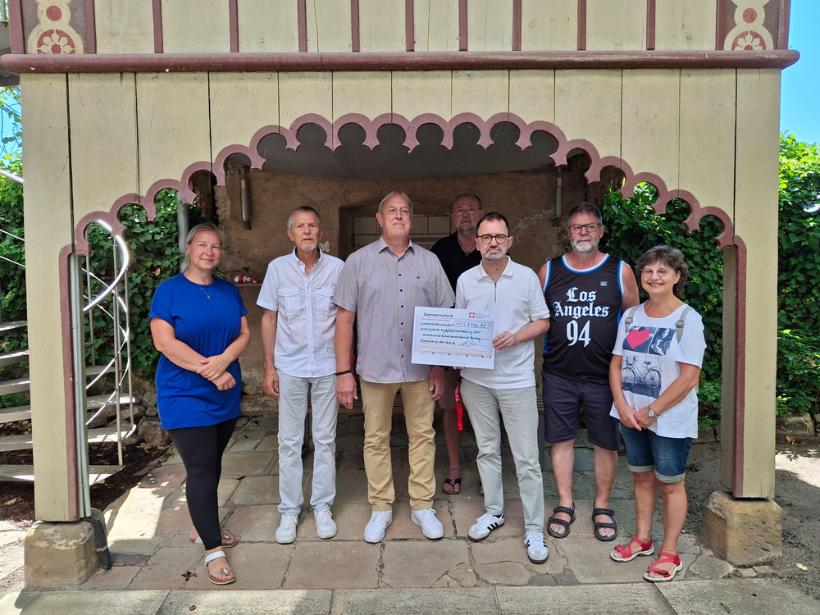 Caritasdirektor Michael Endres (3. v. re.) und Fachreferentin Nadja Motschmann (1. v. li.) überreichten die Restcent-Spende im Namen der Caritas-Belegschaft an den Kreuzbund Diözesanverband Bamberg, vertreten durch Wolfgang Herion (3. v. li.), Vorstandsvorsitzender, Friedrich Meyer (2. v. li.), Geschäftsführer, sowie die Mitglieder Monika Heusinger, Heinrich Tuttor (1. u. 4. v. li.) und den stellvertretenden Gruppenleiter Bernd Schmal (2. v. li.).